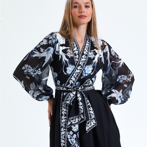 Beautiful dress - Picture 2 of 8